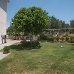 Tapia מת'וני